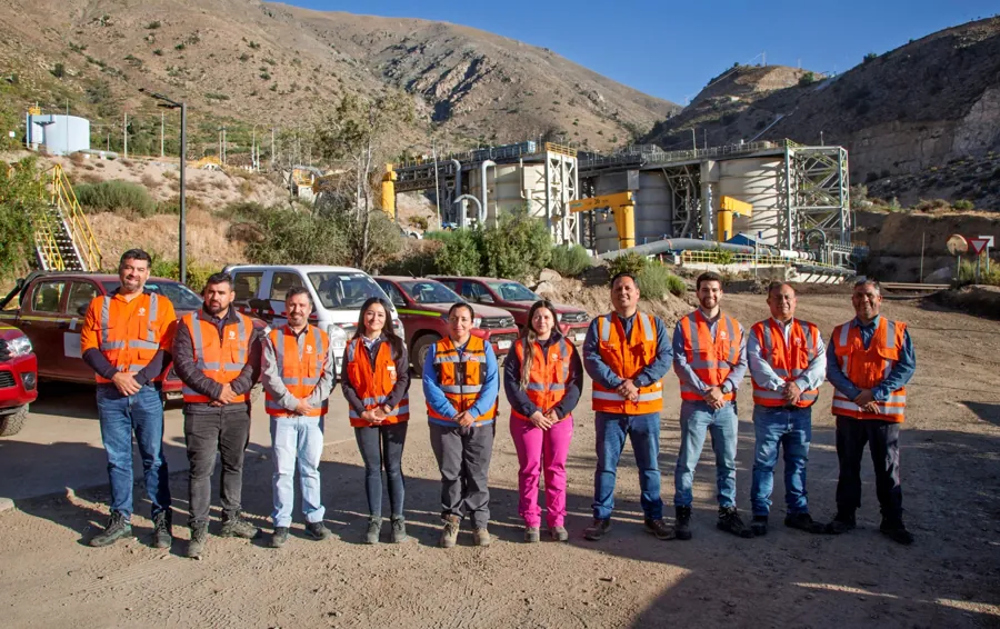 Equipo de Veltis reunido en faena